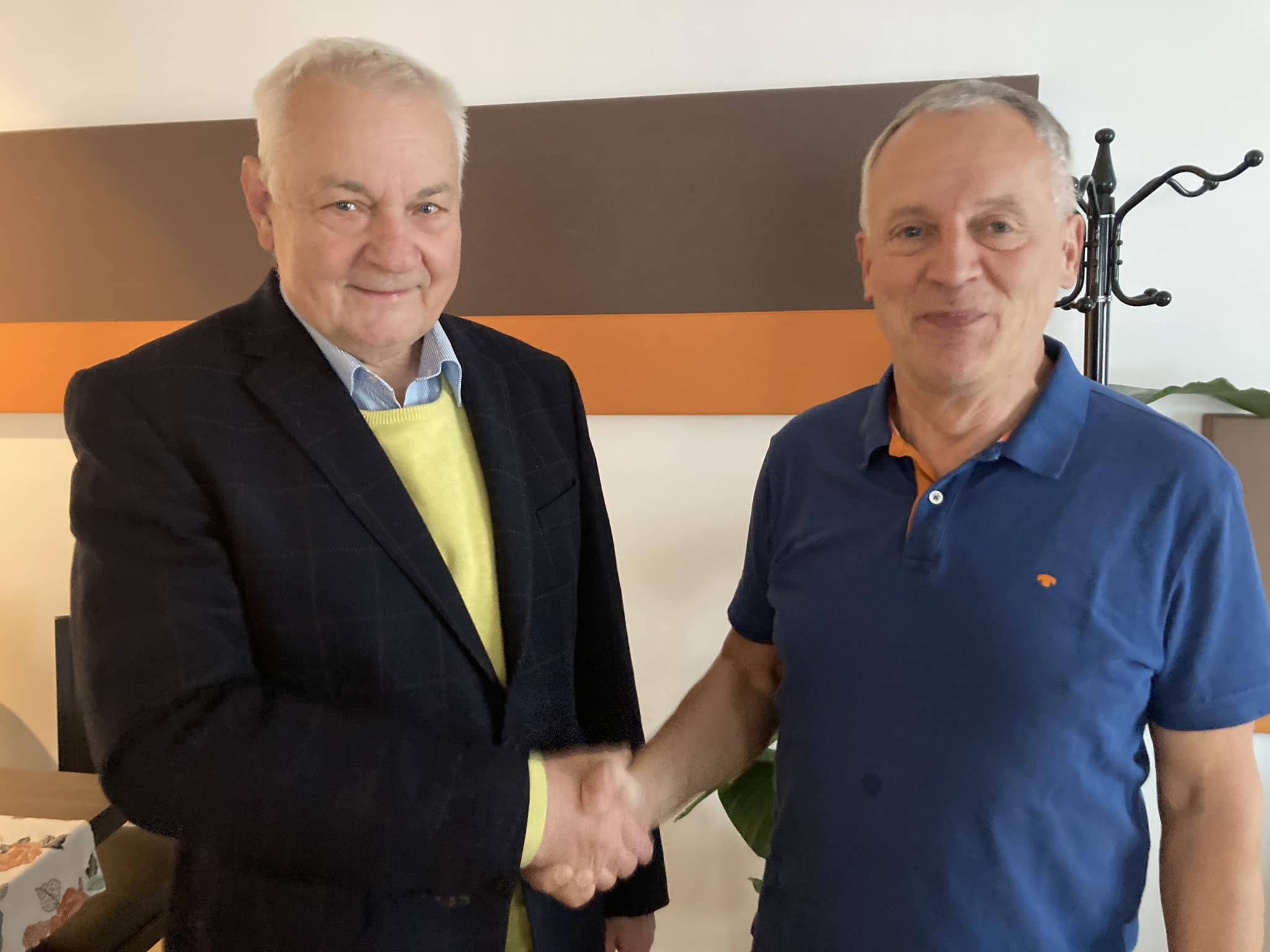 Bild: CDU-Ortschef Bernhard Gro gratuliert Hermann Josef Becker (links) zur Vollendung des 70. Lebensjahres.<br>Foto: Bernhard Gro