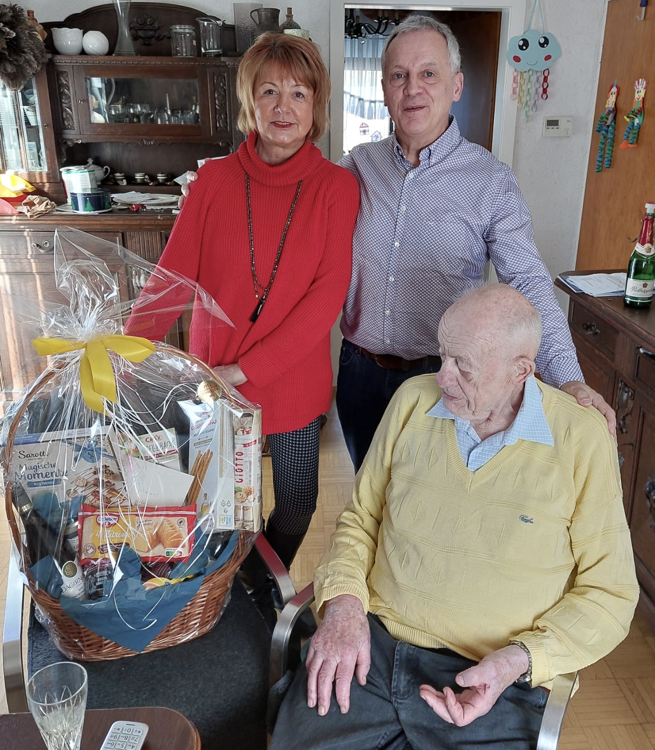 Fr die CDU Rheinbreitbach gratulieren der Ortsvorsitzende Bernhard Gro (links) und die
Mitgliederbeauftragte Petra Baumann-Kreft mit einem Prsentkorb Johannes Federhen zu
seinem runden Geburtstag. Foto: Peter Lohr