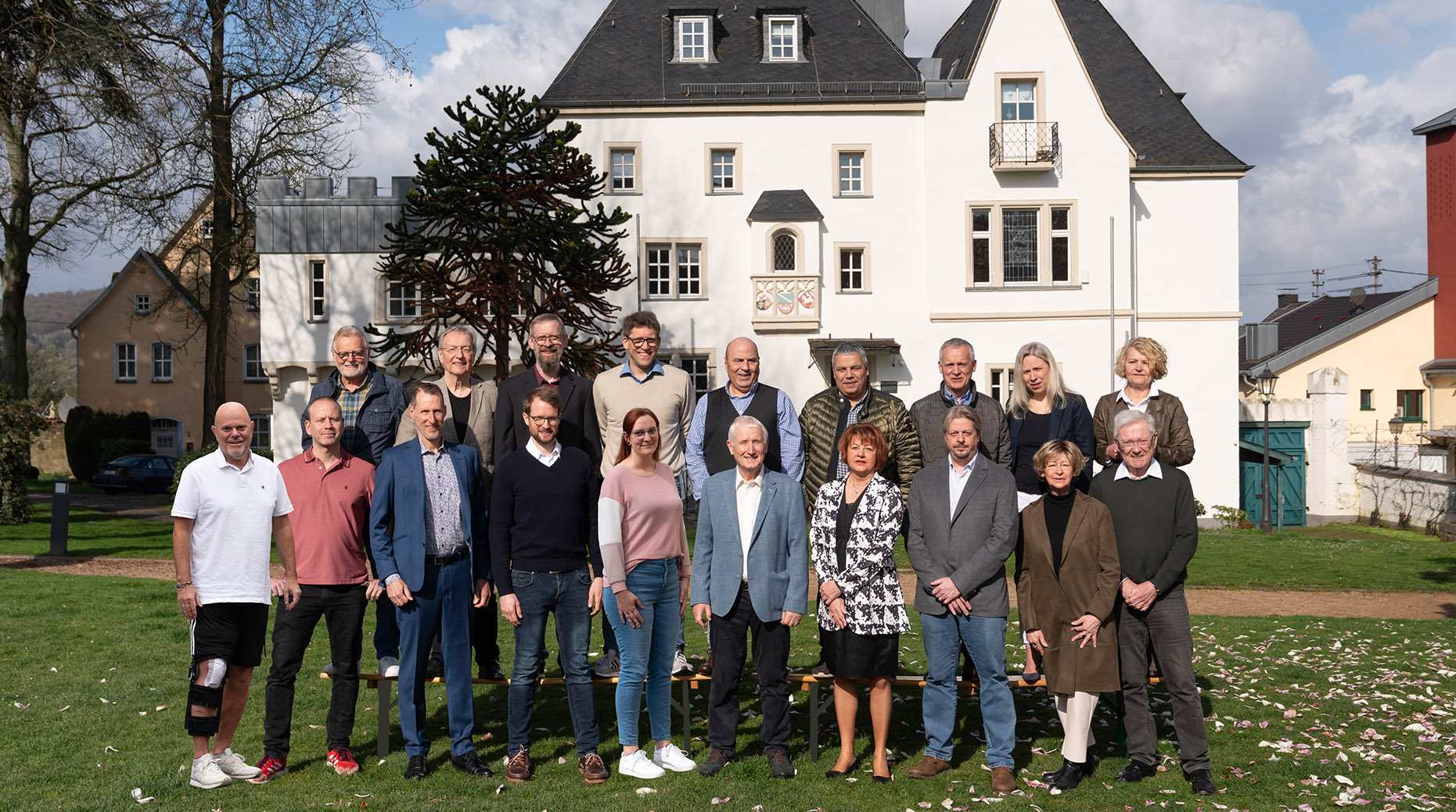 Die Kandidaten der Rheinbreitbacher CDU fr die Wahl zum Ortsgemeinderat am 9. Juni um den Spitzenkandidaten Dr. Heinz Schmitz (vorn Mitte). Foto: Creativ-Picture