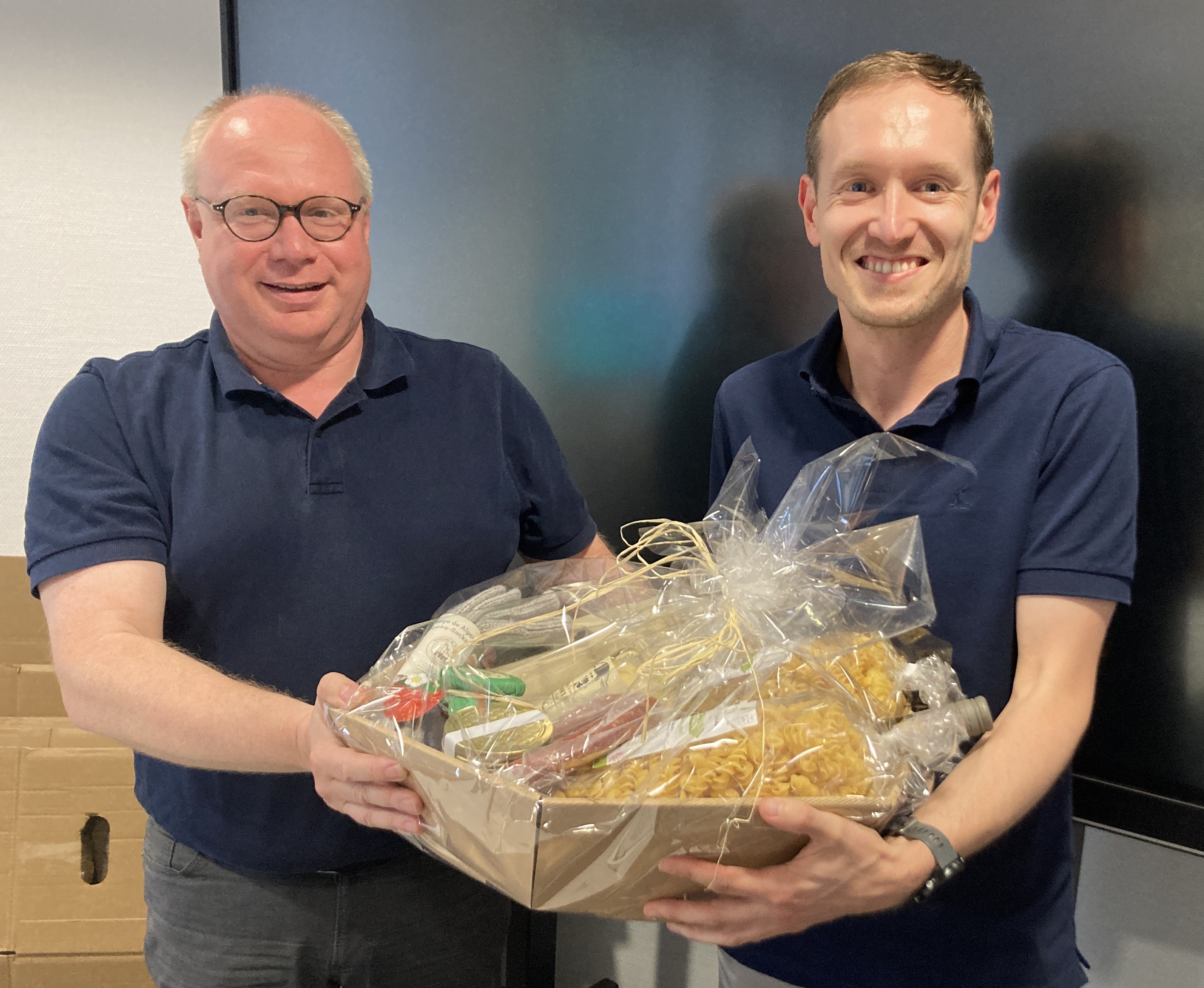 Mit Worten des Dankes und einem Prsentkorb hat der Vorsitzende der CDU in der Verbandsgemeinde Unkel, Markus Fischer (links), den bisherigen Fraktionsvorsitzenden Stefan Schmitz verabschiedet. (Foto: Heinz Schmitz)
