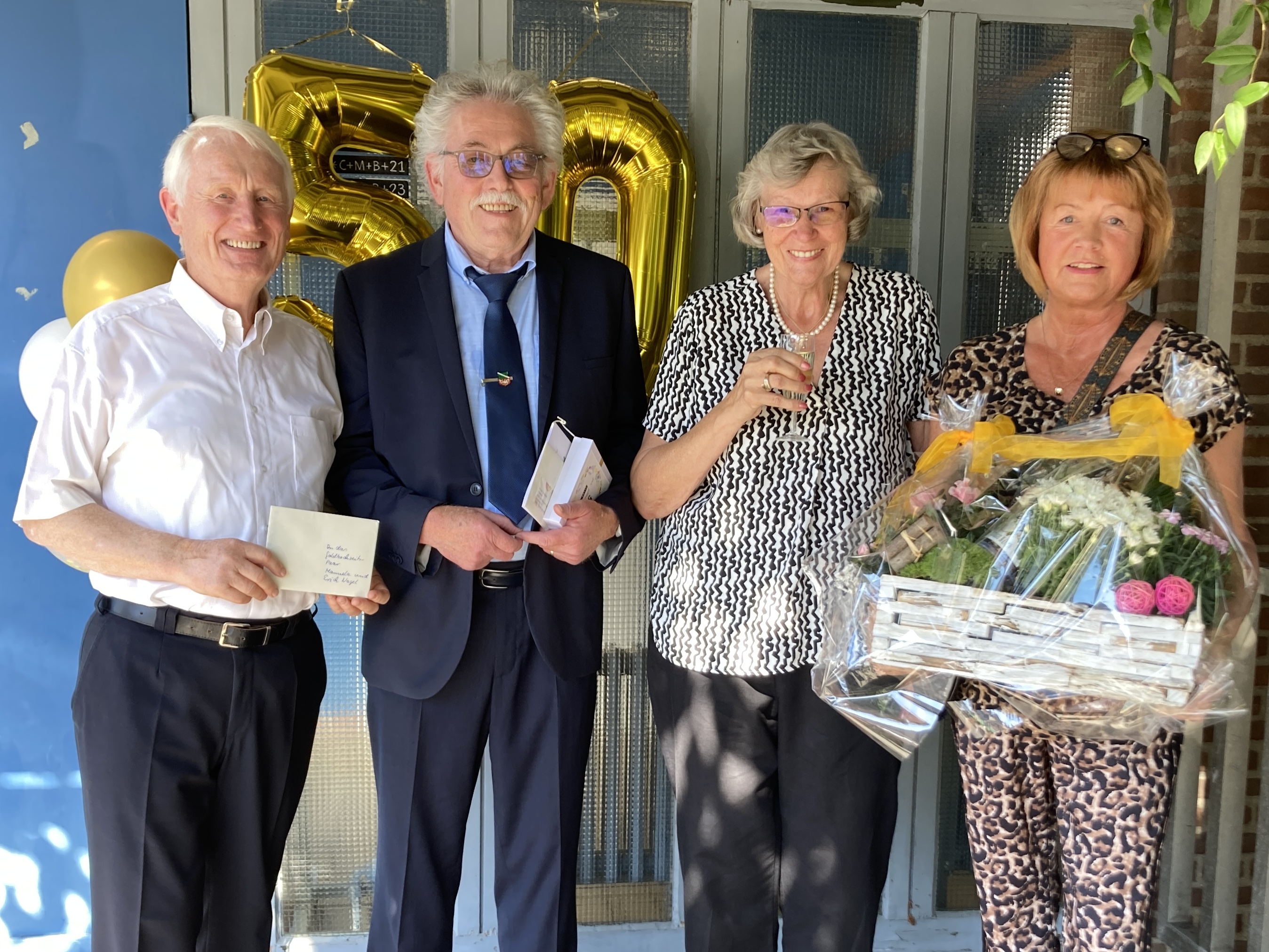 Fr die CDU gratulierten der Ortsvorsitzende Dr. Heinz Schmitz und die Mitgliederbeauftragte
Petra Baumann-Kreft den Eheleuten Manuela und Erich Nagel zur Goldenen Hochzeit.

Foto: Michael Siegel