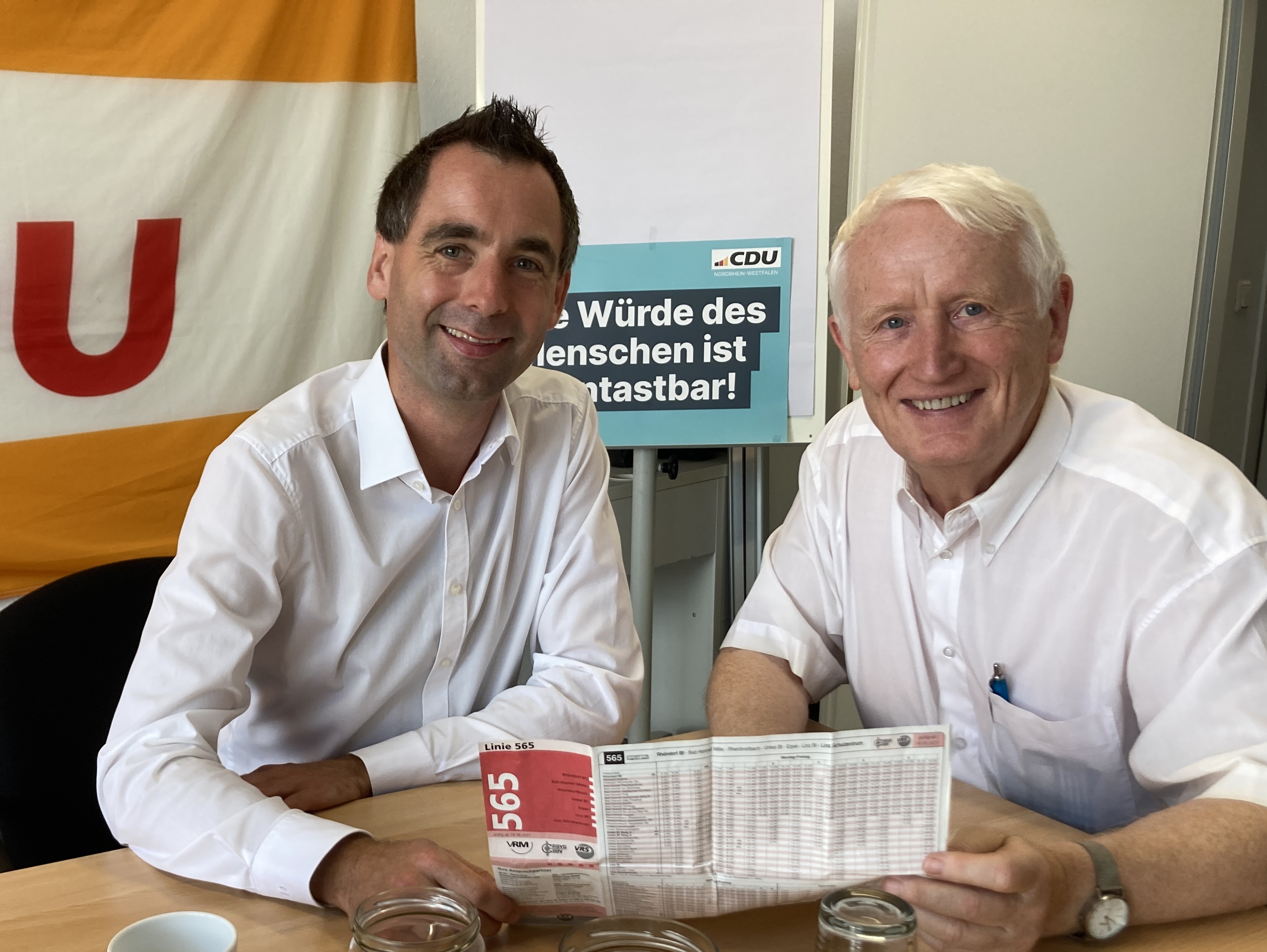 Die CDU-Vorsitzenden von Bad Honnef, Jonathan Grunwald MdL (links), und von Rheinbreitbach, Dr. Heinz Schmitz, wollen die Verbindungen beider Kommunen weiter verbessern.
Foto: Jannick Gillessen
