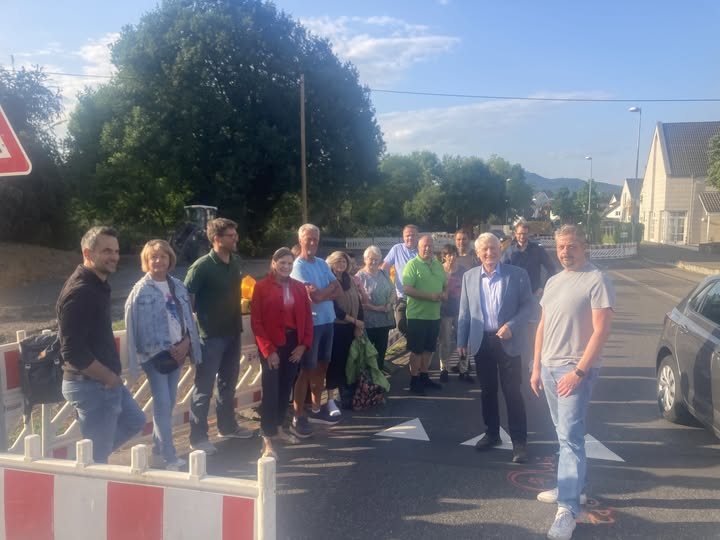 Bild: Heiko Kipfelsberger (rechts) informierte CDU-Ratsmitglieder und Anwohner vor Ort ber den Zweck der Grobaustelle an der Brresheimer Strae gegenber der Feuerwehr. Foto: CDU Rheinbreitbach