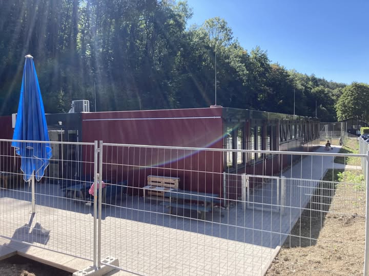 Bild: Die neue Kita Burgzwerge an der Westerwaldstrae. Noch versperrt ein Bauzaun den Zugang zum Auenspielplatz, der noch fertiggestellt werden muss.
Foto: Heinz Schmitz