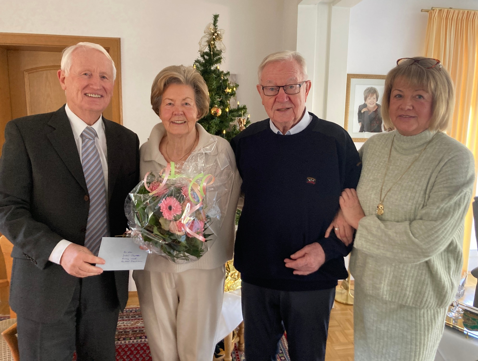 Bild: Der Ortsvorsitzende Dr. Heinz Schmitz und die Tochter der Jubilare, Petra Baumann-Kreft in ihrer Funktion als Mitgliederbeauftragte, gratulieren Anni und Herbert Baumann zur Eiserenen Hochzeit. Foto: Petra Bauer
